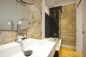 Bathroom sink - Passion Inn Lisbon Apartments (Lisbon)