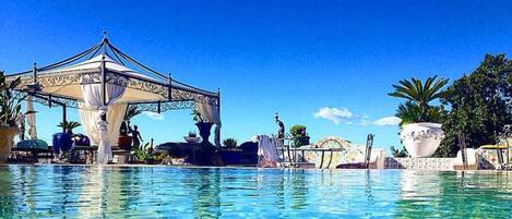 3 outdoor pools, pool umbrellas, pool loungers