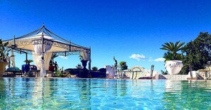 3 piscines extérieures, parasols de plage, chaises longues