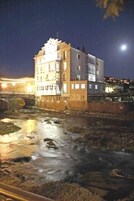 Fachada da propriedade à noite