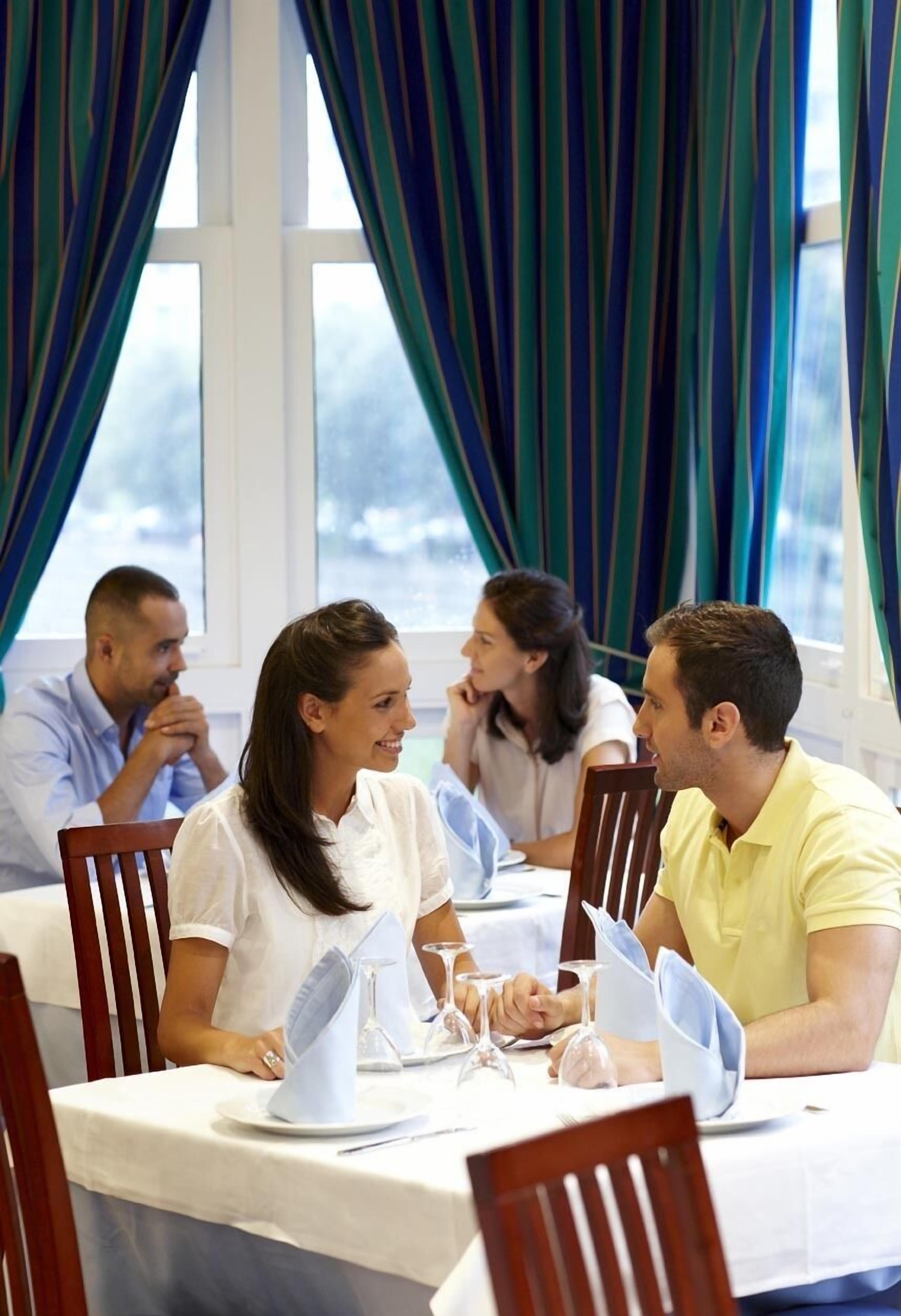 Serveert ontbijt, lunch en diner