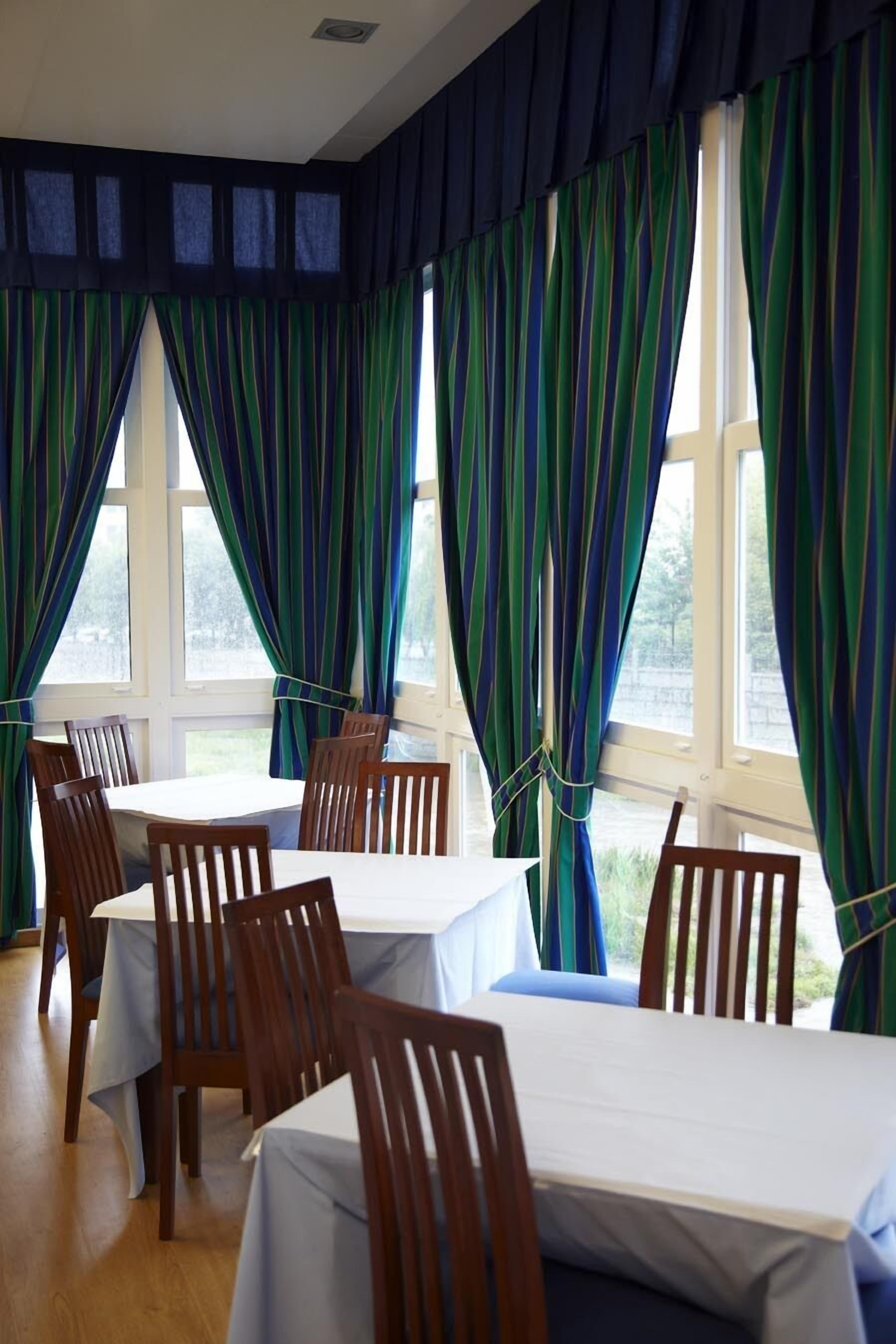 breakfast, lunch and dinner served