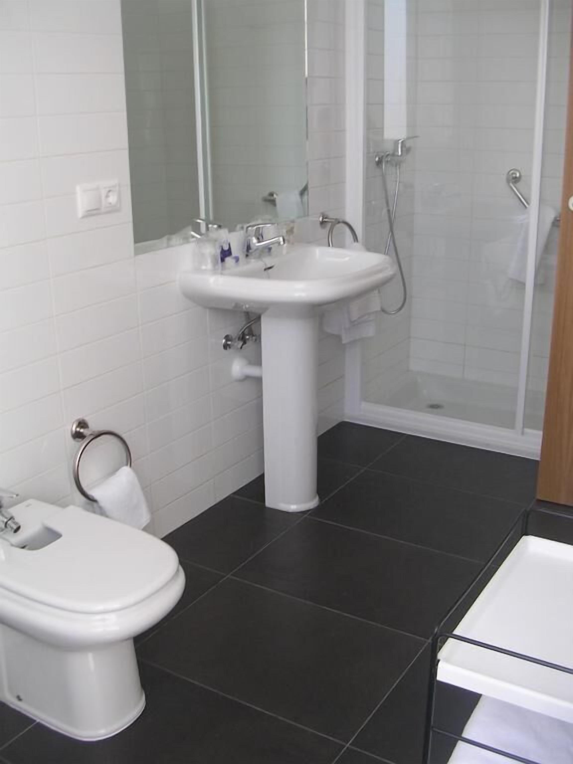 single room | bathroom | shower, free toiletries, hair dryer, bathrobes