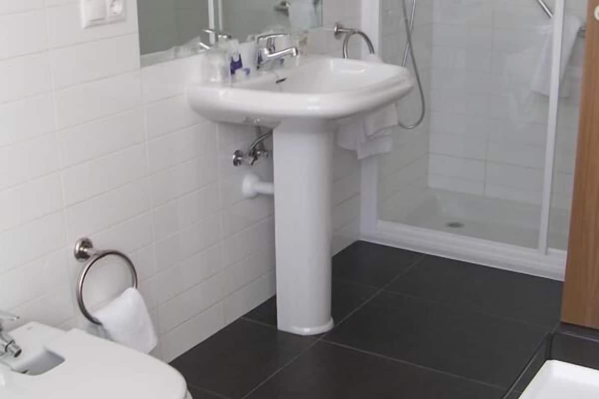 single room | bathroom | shower, free toiletries, hair dryer, bathrobes