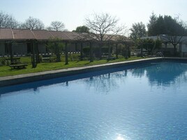 Una piscina al aire libre