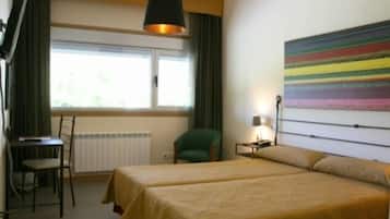 Desk, blackout drapes, rollaway beds, free WiFi