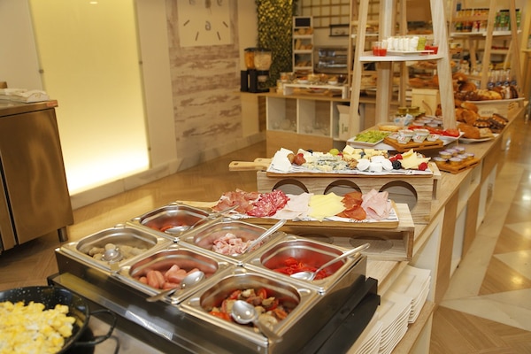 Café da manhã com buffet todos os dias (EUR 13 por pessoa)