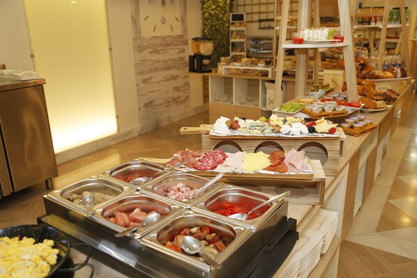 Petit déjeuner buffet (13 EUR par personne)