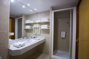 Standard-Doppelzimmer | Badezimmer | Dusche, kostenlose Toilettenartikel, Haartrockner, Bidet