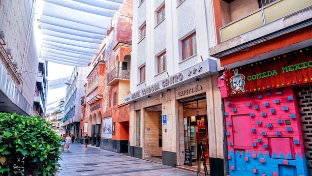 Un hotel llamado Hotel Cordoba Centro, con una cafetería y un colorido restaurante llamado Comida Mexico.