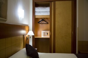 Habitació doble estàndard | Minibar, caixa forta a l'habitació, escriptori i cortines opaques