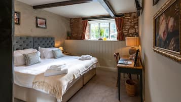 Standard dubbelrum eller tvÄbÀddsrum - eget badrum - utsikt mot trÀdgÄrden (Twin Room) | Individuell inredning, skrivbord och arbetsyta för laptop