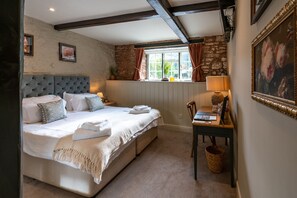 Standard Double or Twin Room, Ensuite, Garden View (Twin Room) | Individually decorated, desk, laptop workspace - Ring O Bells (Bristol)