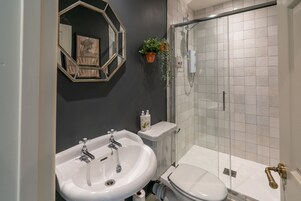 Standard Double Room, 1 Double Bed, Ensuite, Garden View | Bathroom