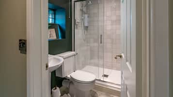 Standard dubbelrum eller tvÄbÀddsrum - eget badrum - utsikt mot trÀdgÄrden (Twin Room) | Badrum | Handdukar