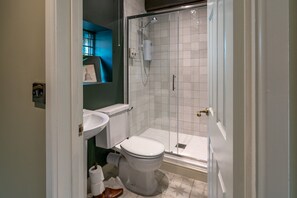 Phòng đôi hoặc 2 giường đơn Tiêu chuẩn, có phòng tắm riêng, quang cảnh vườn (Twin Room) | Phòng tắm | Khăn tắm
