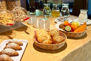 Café da manhã com buffet grátis todos os dias