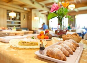 Free daily buffet breakfast  - FamilyHotel Stegerhaus (Valle Aurina)
