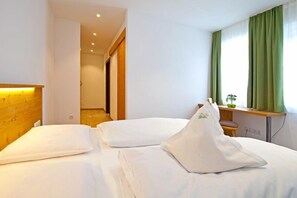 Quarto casal clássico | Roupas de cama premium, cofres nos quartos, escrivaninha