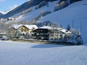 Vista frontal de la propiedad