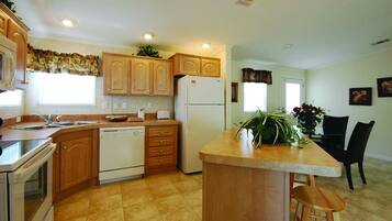 Cottage, 2 Bedrooms, Kitchen | Private kitchen | Full-size fridge, microwave, stovetop, dishwasher