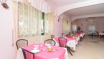 Petit déjeuner buffet compris tous les jours