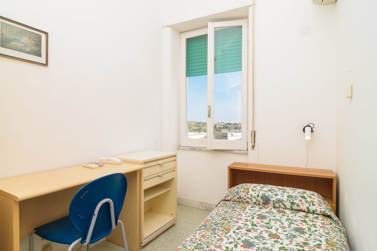 Eenpersoonskamer | Een bureau, gratis babybedden, gratis wifi, beddengoed