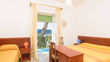 Habitación triple | Escritorio, cunas gratuitas, wifi gratis y ropa de cama