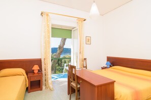 Escritorio, cunas gratuitas, wifi gratis y ropa de cama 