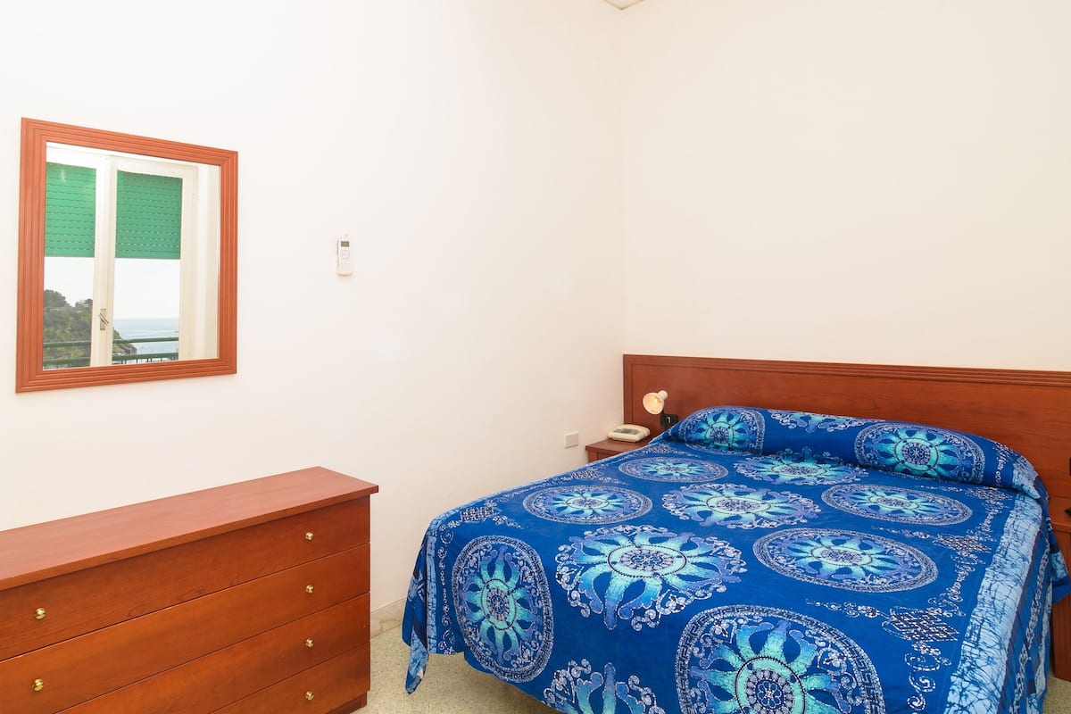 Standaard tweepersoonskamer | Een bureau, gratis babybedden, gratis wifi, beddengoed