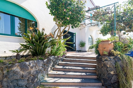 Entrada de la propiedad. Hotel Riviera