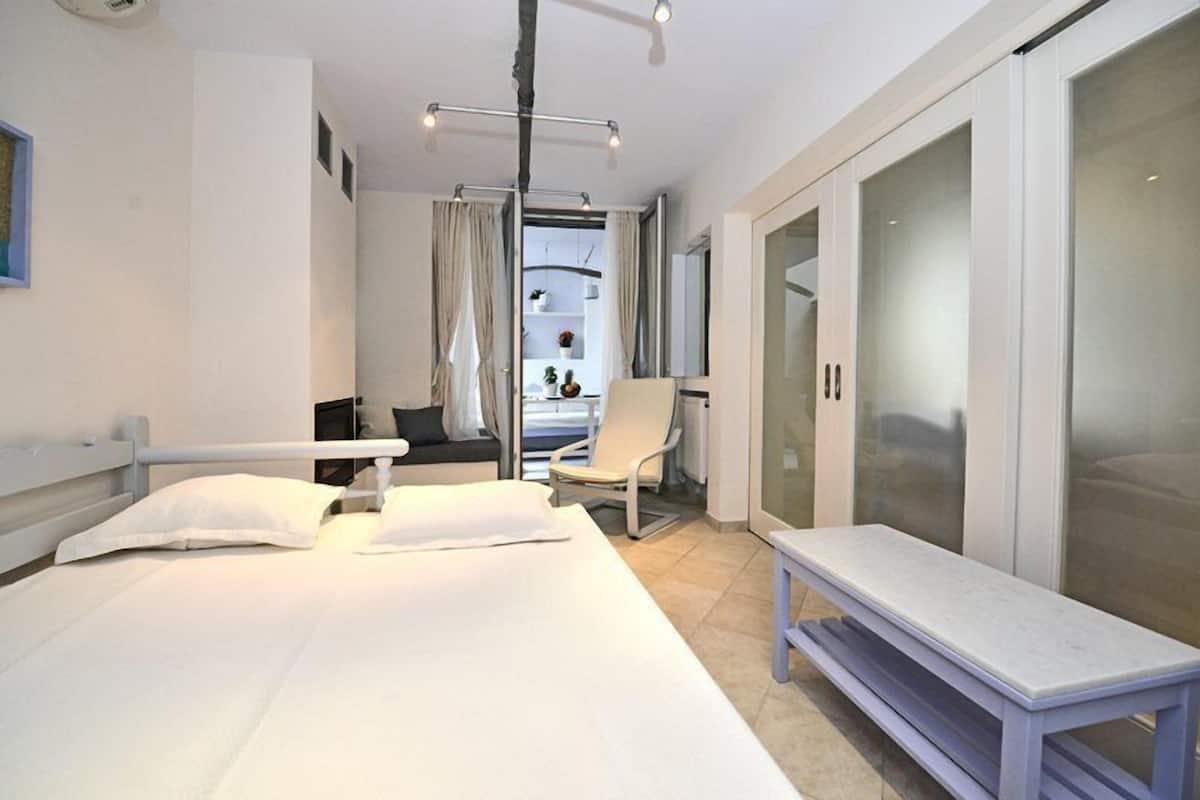 Design Suite, 2 Bedrooms, Ground Floor (some steps down) | Egyptian cotton sheets, premium bedding, pillow-top beds, in-room safe