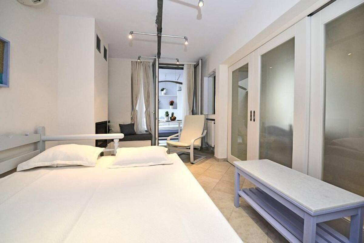 Egyptian cotton sheets, premium bedding, pillow-top beds, in-room safe
