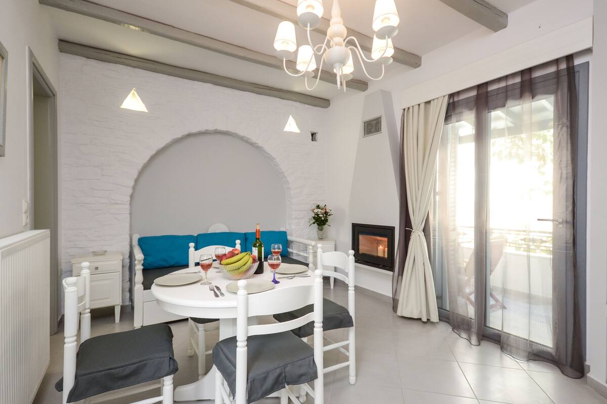 Suite, 2 Bedrooms | In-room dining