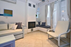 Design Suite, 2 Bedrooms, Ground Floor (some steps down) | Area keluarga | TV layar datar, perapian, dan pemutar DVD
