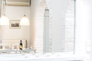 Suite, 2 chambres | Restauration dans la chambre