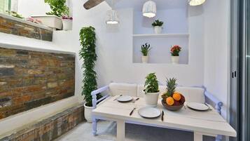 Design Suite, 2 Bedrooms, Ground Floor (some steps down) | Ruokailu omassa huoneessa