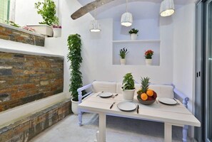 Design Suite, 2 Bedrooms, Ground Floor (some steps down) | In-room dining