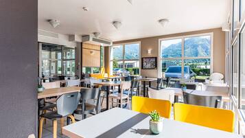 Desayuno buffet todos los días (con cargo)