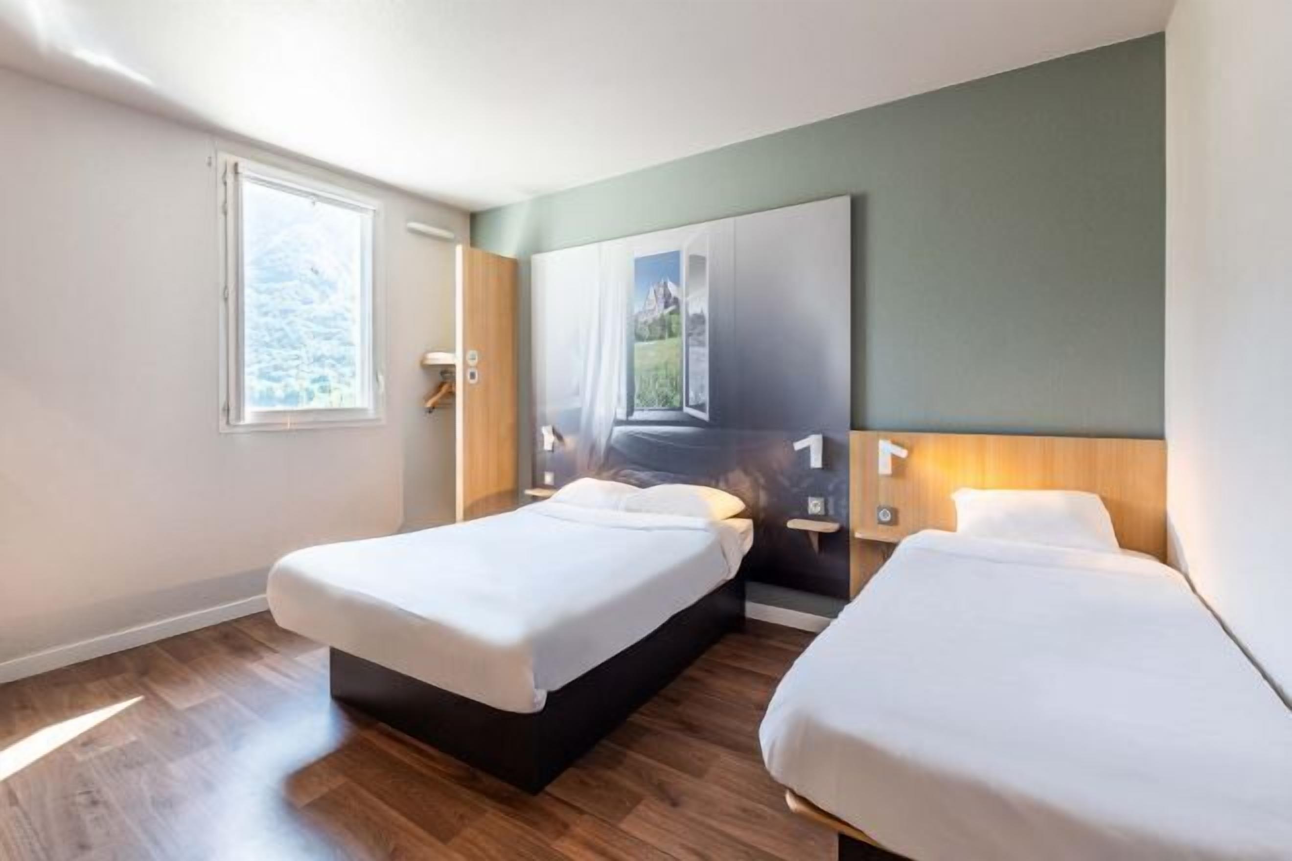 Escritorio, insonorización, tabla de planchar con plancha y wifi gratis 