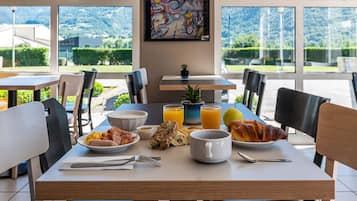 Desayuno buffet todos los dĂas (con cargo)