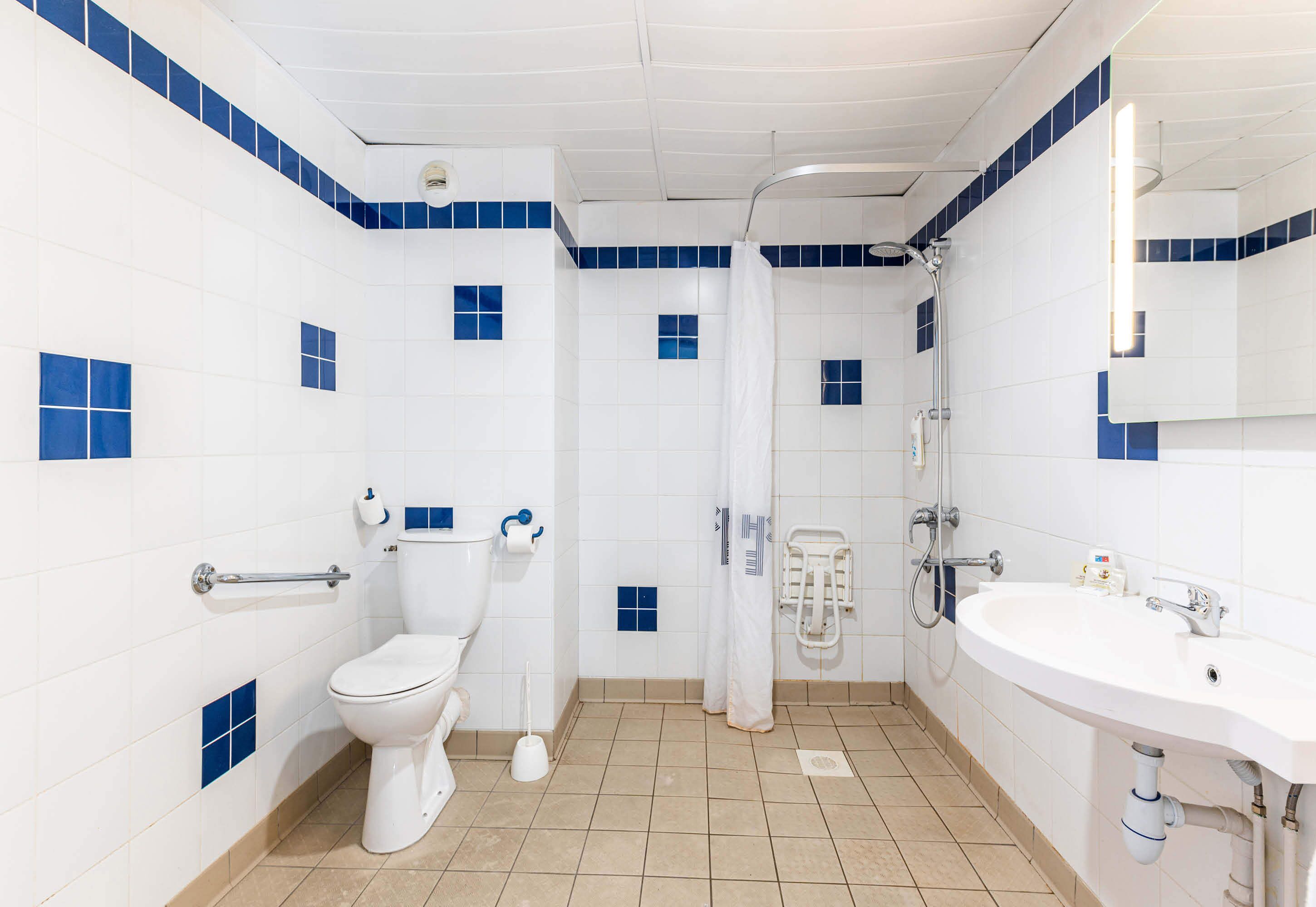 Un baño con inodoro, ducha y lavamanos.