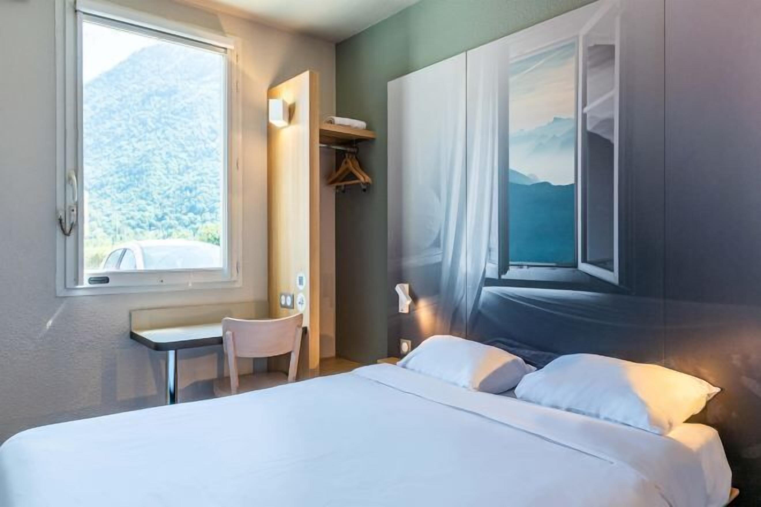 Desk, soundproofing, iron/ironing board, free WiFi