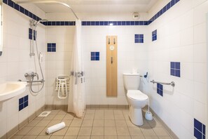 A bathroom with a shower, toilet, sink, and a towel rack. - B&B HOTEL SAINT-JEAN de Maurienne (Sainte-Marie-de-Cuines)