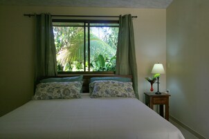 Quarto casal, vista para o jardim | Ferros/tábuas de passar roupa, camas extras/dobráveis (sobretaxa)