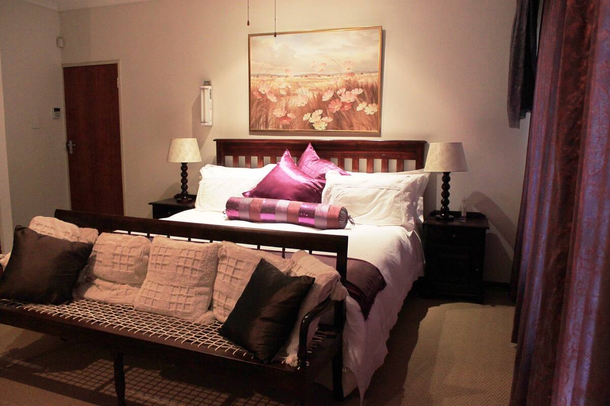 King Bedded Room with En-Suite Bathroom (1) | Desk, blackout curtains, free WiFi