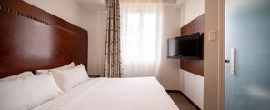 Quarto casal luxo | Cofres nos quartos, escrivaninha, espaço de trabalho para notebook