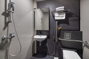 Suihku, ilmaiset hygieniatuotteet, hiustenkuivaaja, tohvelit