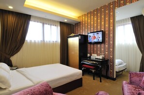 家庭三人房 | 客房內保險箱、書桌、免費無線上網