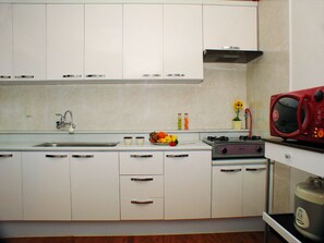 Studio Familial | Coin cuisine privé | Réfrigérateur, micro-ondes, plaque de cuisson, bouilloire électrique